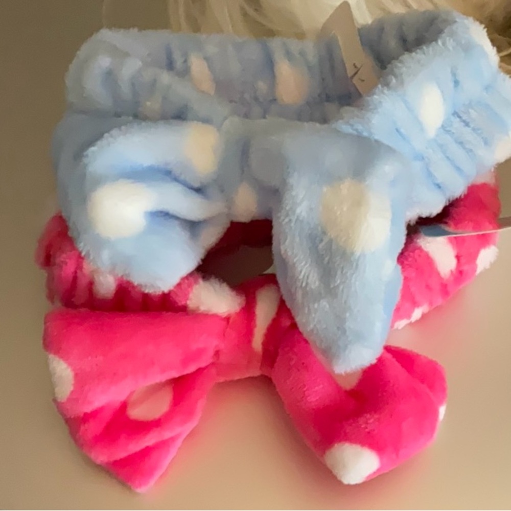 New 2 pack of soft elastic headbands with bow. Great for washing your face.